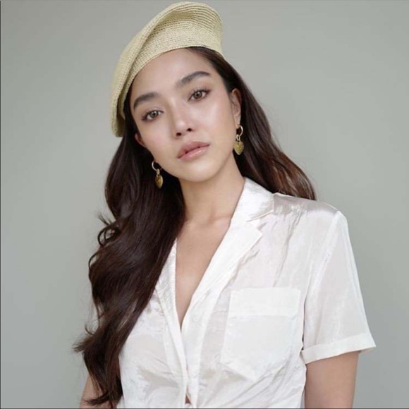 Angelica Heart Hoop Small Cecilia Gold Earrings - Picture 4 of 10